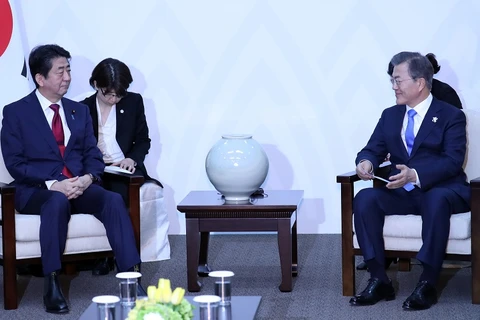 Tổng thống Hàn Quốc Moon Jae-in (phải) và Thủ tướng Nhật Bản Shinzo Abe tại cuộc gặp ở PyeongChang ngày 9/2. (Nguồn: YONHAP/TTXVN)
