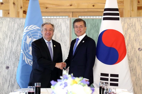 Tổng thống Hàn Quốc Moon Jae-in (phải) và Tổng thư ký Liên hợp quốc Antonio Guterres tại cuộc gặp ở Gangneung ngày 9/2. (Nguồn: YONHAP/TTXVN)