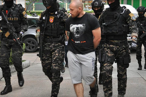 Sergey Medvedev (giữa) bị cảnh sát bắt giữ. (Nguồn: AP)