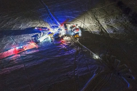 Lực lượng cứu hộ được triển khai tại hiện trường vụ rơi máy bay ở ngoại ô Moskva ngày 11/2. (Nguồn: AFP/TTXVN)