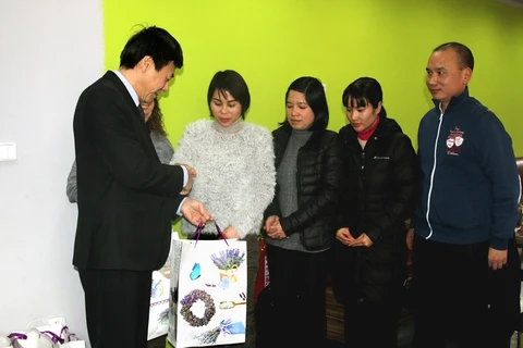 Đại sứ Hồ Minh Tuấn tặng quà Tết cho gia đình nạn nhân của vụ hỏa hoạn ở Cheb. (Ảnh: Trần Quang Vinh/Vietnam+)
