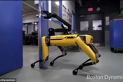 [Video] Robot gây kinh ngạc với khả năng tự mở cửa để chạy ra ngoài