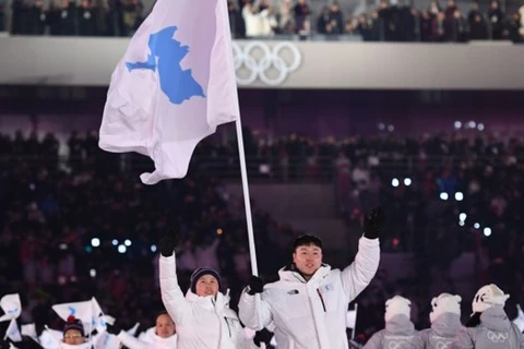Vận động viên hai miền trên bán đảo Triều Tiên bước dưới lá cờ thống nhất trong lễ khai mạc Olympics tại Pyeongchang. (Nguồn: Getty)