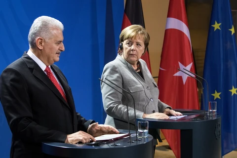 Thủ tướng Thổ Nhĩ Kỳ Binali Yildirim (trái) và người đồng cấp Đức Merkel. (Nguồn: AFP/TTXVN)