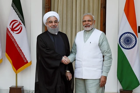 Thủ tướng Ấn Độ Narendra Modi (phải) đón Tổng thống Iran tại New Delhi, ngày 7/2. (Nguồn: AFP/TTXVN)