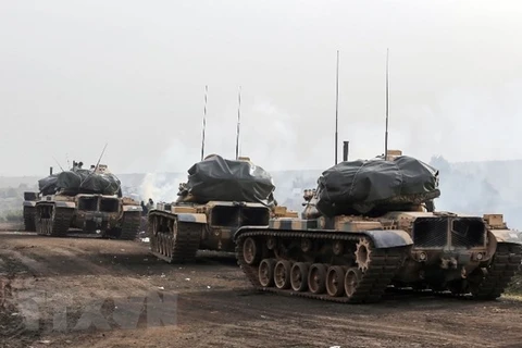 Xe quân sự Thổ Nhĩ Kỳ được triển khai tại Afrin, Syria trong chiến dịch chống các tay súng YPG, ngày 22/1. (Nguồn: THX/TTXVN)