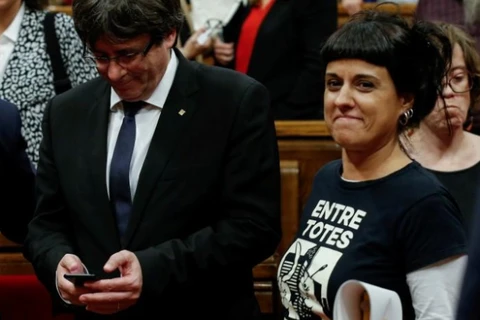 Cựu nghị sỹ thuộc Nghị viện Catalonia Anna Gabriel (phải). (Nguồn: Reuters)