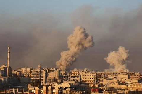 Khói bốc lên từ khu vực Arbin, ngoại ô Damascus, Syria ngày 8/1. (Nguồn: AFP/TTXVN)