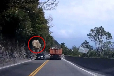 Tài xế may mắn thoát chết khi tảng đá lớn rơi ngay trước mũi xe