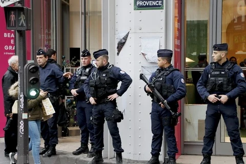 Cảnh sát Pháp tăng cường an ninh tại Paris. (Nguồn: AFP/TTXVN)
