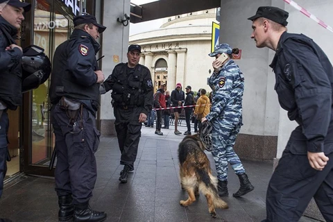 Lực lượng an ninh Nga bên ngoài trung tâm mua sắm Okhotny Ryad. (Nguồn: Sputnik)