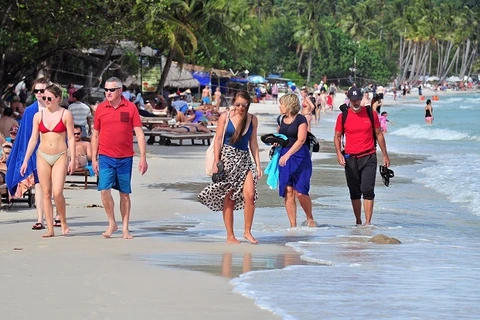 Bãi Sao - Phú Quốc thu hút khá đông du khách quốc tế đến tham quan, tắm biển. (Ảnh: Lê Huy Hải/TTXVN)