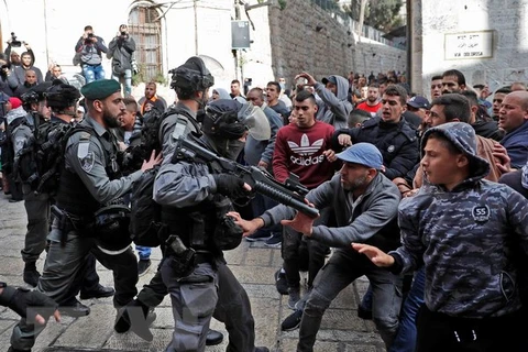 Xung đột giữa binh sỹ Israel và người biểu tình Palestine tại thành cổ Jerusalem ngày 15/12/2017. (Nguồn: AFP/TTXVN)