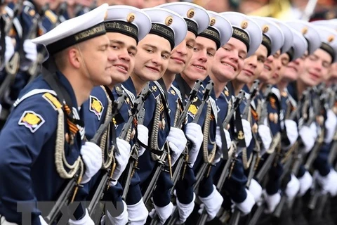 Các quân nhân Nga tại lễ diễu binh diễu hành kỷ niệm 72 năm Ngày Chiến thắng vĩ đại ở Moskva ngày 9/5. (Nguồn: AFP/TTXVN)