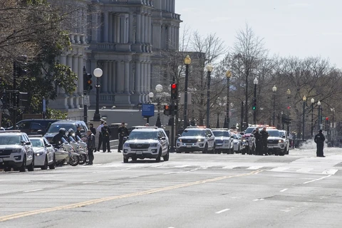 Nhân viên mật vụ Mỹ phong tỏa bên ngoài Nhà Trắng sau vụ nổ súng ngày 3/3. (Nguồn: AFP/TTXVN)