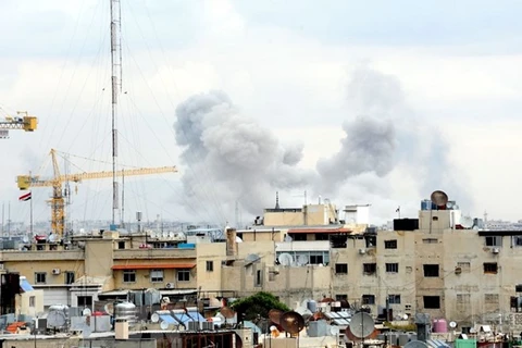 Khói bốc lên từ khu vực Đông Ghouta, Syria ngày 26/2. (Nguồn: THX/TTXVN)