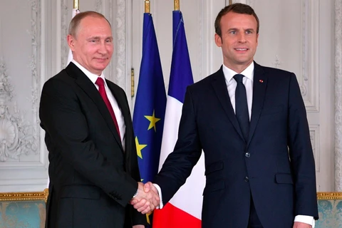 Tổng thống Pháp Emmanuel Macron (phải) và người đồng cấp Nga Vladimir Putin. (Nguồn: AP)