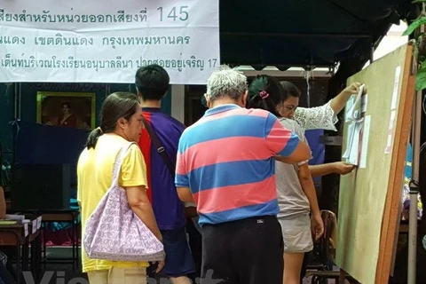 Cử tri Thái Lan tại một điểm trưng cầu dân ý về Hiến pháp. (Ảnh: Phúc Sơn/Vietnam+)