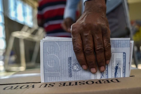 Cử tri Colombia tại một điểm bỏ phiếu chính thức. (Nguồn: AFP)