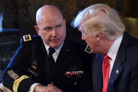 Cố vấn an ninh quốc gia Trung tướng H.R. McMaster (trái) và Tổng thống Trump. (Nguồn: AP)