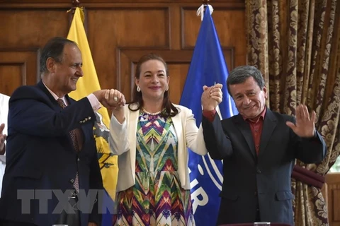 Trưởng đoàn đàm phán Chính phủ Colombia Juan Camilo Restrepo, Ngoại trưởng Ecuador Maria Fernanda Espinoza và Trưởng đoàn đàm phán ELN Pablo Beltran trong cuộc họp tại Quito, Ecuador ngày 4/9/2017. (Nguồn: AFP/TTXVN)
