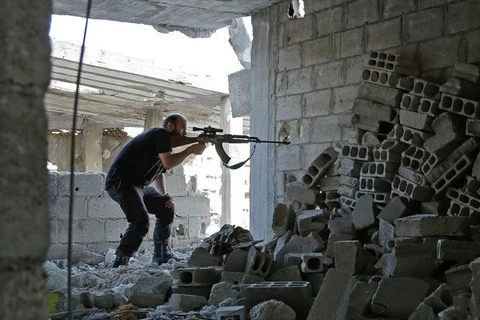 Phiến quân Syria nã súng tại Ain Tarma, Đông Ghouta ngày 17/7/2017. (Nguồn: AFP/TTXVN)