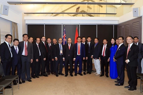 Thủ tướng Nguyễn Xuân Phúc, Chủ tịch Hội Doanh nghiệp Việt Nam tại Australia Trần Bá Phúc và các đại biểu chụp ảnh chung. (Ảnh: Thống Nhất/TTXVN)