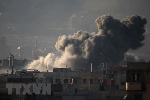 Khói bốc lên sau các cuộc giao tranh ở Zamalka, Đông Ghouta, Syria ngày 12/3. (Nguồn: AFP/TTXVN)