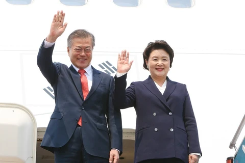 Tổng thống Hàn Quốc Moon Jae-in và Phu nhân đến Sân bay Quốc tế Nội Bài. (Ảnh: Dương Giang/TTXVN)