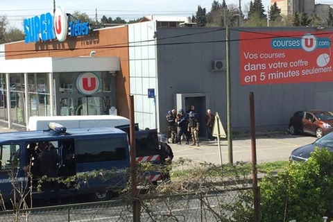 Cảnh sát phong tỏa hiện trường vụ nổ súng bắt giữ con tin tại siêu thị ở Trebes. (Nguồn: REUTERS/ TTXVN)