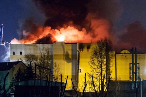 Hiện trường vụ cháy trung tâm thương mại 'Zimnyaya Vishnya' ở Kemerovo. (Nguồn: TASS/TTXVN).
