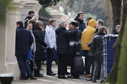 Các nhà ngoại giao Nga tại Anh bị trục xuất ở bên ngoài Đại sứ quán Nga ở London. (Nguồn: AFP)