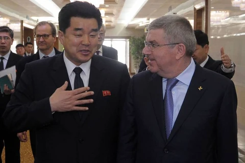 Chủ tịch Ủy ban Olympic Quốc tế Thomas Bach (phải) và Chủ tịch Ủy ban Olympic Triều Tiên, ông Kim Il Guk. (Nguồn: AFP)