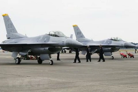 Máy bay chiến đấu F-16 của Mỹ tại căn cứ không quân ở Miyazaki , Nhật Bản chuẩn bị cho một cuộc tập trận chung Mỹ-Nhật Bản. (Ảnh: Kyodo/TTXVN)