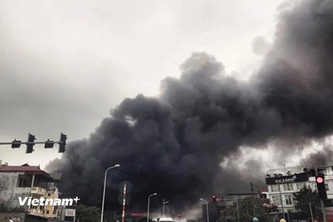 [Photo] Hà Nội: Lại xảy ra cháy lớn tại khu vực chợ Nhật Tân