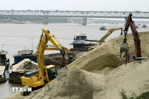 Hà Nội: Hàng loạt bãi chứa vật liệu xây dựng chiếm đất trái phép 
