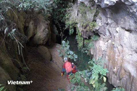 [Photo] Khám phá hang động trong lòng Cao nguyên đá Đồng Văn 