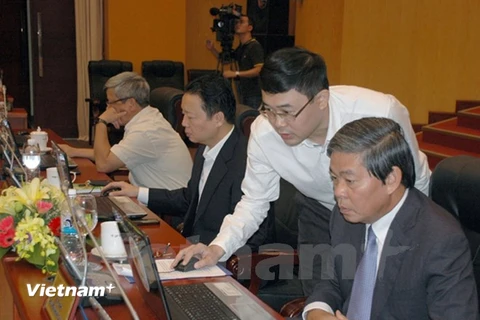 Lãnh đạo Bộ Tài nguyên và Môi trường xem và trả lời câu hỏi trực tuyến đợt II/2014. (Nguồn ảnh: PV/Vietnam+)