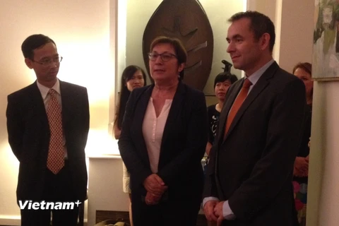 Bà Martine Pinville, Bộ trưởng Thương mại Pháp và Đại sứ Jean-Noel Poirier tại buổi gặp gỡ báo chí. (Ảnh: Hùng Võ/Vietnam+)