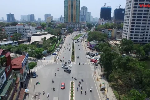 Một đoạn đường Nguyễn Chí Thanh nắng gắt vì thiếu bóng cây xanh hai bên đường. (Ảnh: Hoàng Long/Vietnam+)