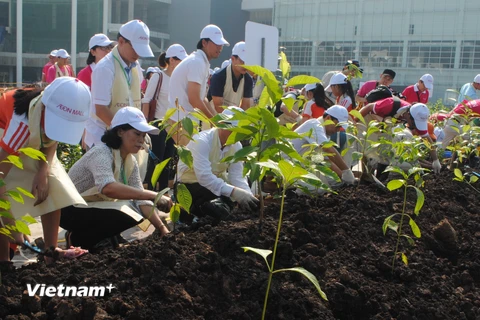 Gần 1.000 khách mời, người dân và các em học sinh tại các nước khu vực Châu Á tham gia trồng cây. (Ảnh: Hùng Võ/Vietnam+)