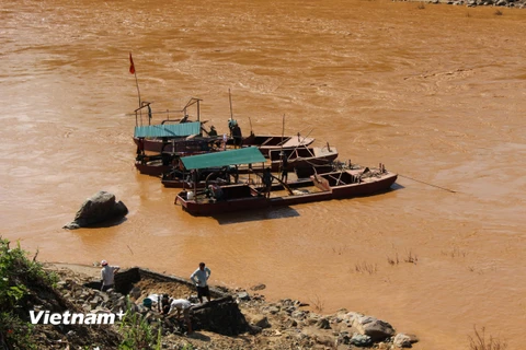 Tình trạng khai thác cát diễn ra công khai giữa ban ngày trên dòng sông Mã. (Ảnh: Hùng Võ/Vietnam+) 