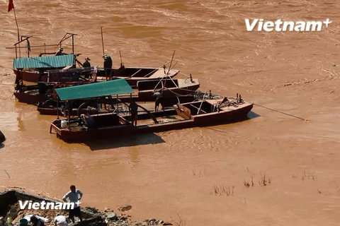 Các tàu, thuyền khai thác cát trái phép trên thượng nguồn dòng sông Mã. (Ảnh: Hùng Võ/Vietnam+)