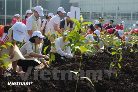 Lễ trồng cây tại Trung tâm thương mại Aeon Mall Long Biên. (Ảnh: Hùng Võ/Vietnam+)