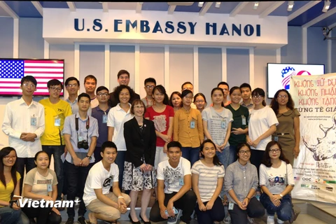 Bà Judy Garber, quyền Trợ lý Ngoại trưởng Hoa Kỳ Judy Garber (hàng đầu đứng chính giữa) chụp ảnh lưu niệm cùng các sinh viên Việt Nam. (Ảnh: Hùng Võ/Vietnam+)