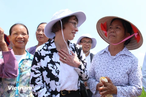Bà Judith Garber, quyền Trợ lý Ngoại trưởng Hoa Kỳ gặp gỡ bà con nông dân ven biển xã Giao Hải, huyện Giao Thủy, tỉnh Nam Định. (Ảnh: Hùng Võ/Vietnam+)