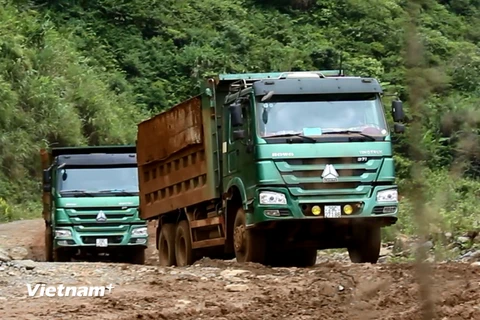 Xe chở quăng “băm nát” tuyến đường từ xã Minh Sơn (huyện Bắc Mê) ra đến huyện Vị Xuyên, tỉnh Hà Giang. (Ảnh: Mai Mạnh/Vietnam+)