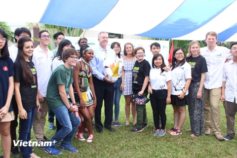 Đại sứ Ted Osius chụp ảnh lưu niệm cùng các đại sứ tê giác đến từ Hoa Kỳ, Nam Phi và các bạn trẻ Việt Nam. (Ảnh: Hùng Võ/Vietnam+)