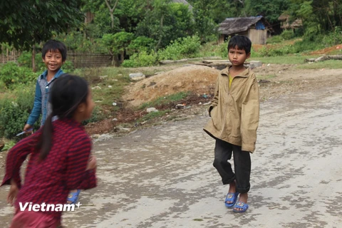 Theo thống kê chưa đầy đủ từ Ủy ban nhân dân xã Lượng Minh, hiện nay tại xã này có hơn 80 trẻ mồ côi. (Ảnh: Hùng Võ/Vietnam+)