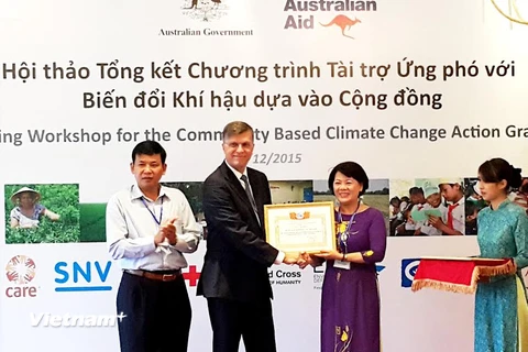 Đại sứ Hugh Borrowman nhận bằng khen ghi nhận đóng góp của chính phủ Australia cho tỉnh từ đại diện Ủy ban Nhân dân tỉnh Quảng Bình. (Ảnh: Hùng Võ/Vietnam+)